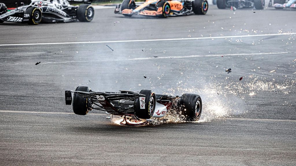 Alfa Romeon Guanyu Zhou ajoi kolarin päätteeksi karmeasti ulos.