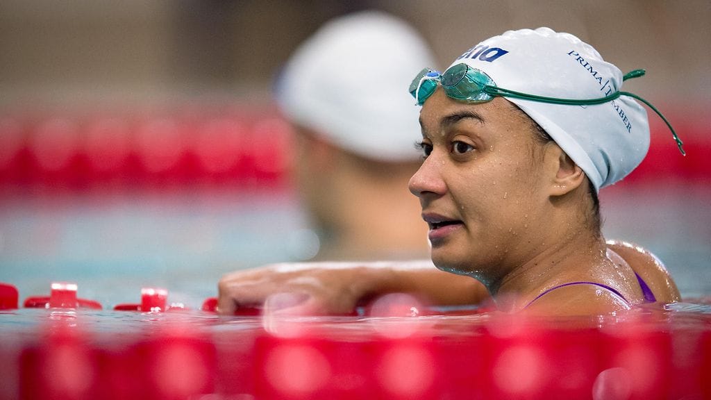 Mimosa Jallow ripustaa uimalasinsa naulaan.