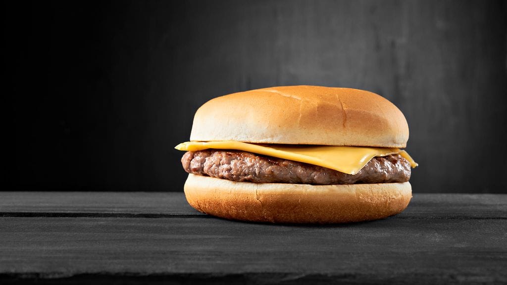 Kattoon liimautunut suolakurkku puhuttaa taidegalleriassa Uudessa-Seelannissa.