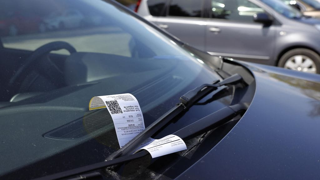 Pysäköintivirhemaksun maksamisesta kannattaa huolehtia.