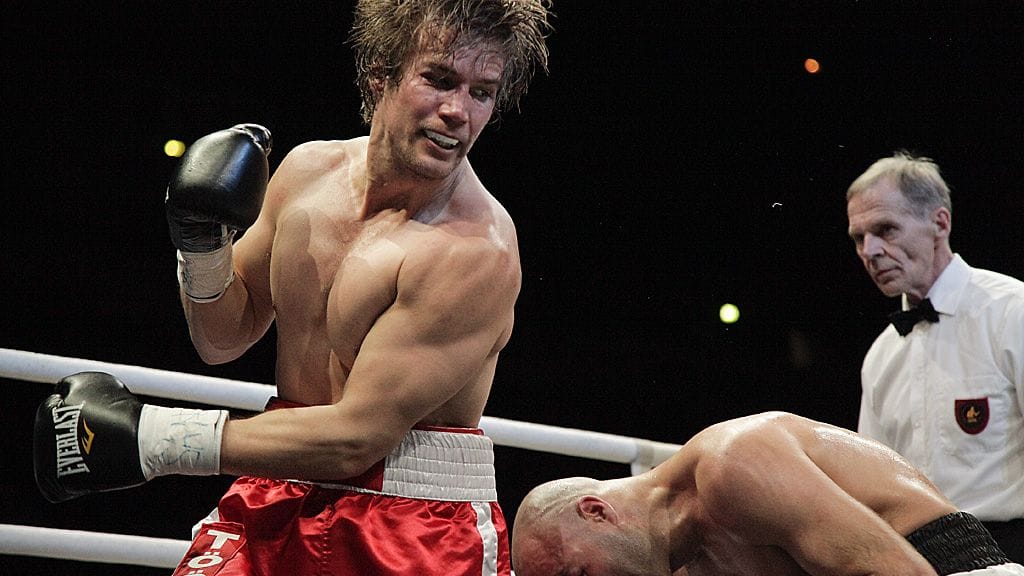 Timo Laine ottelee Ahmed Rifaiea vastaan.