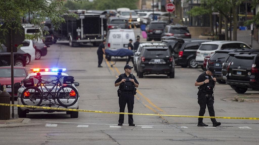 Uhreja kuljetetaan pois Chicagon joukkoampumisen jälkeen.