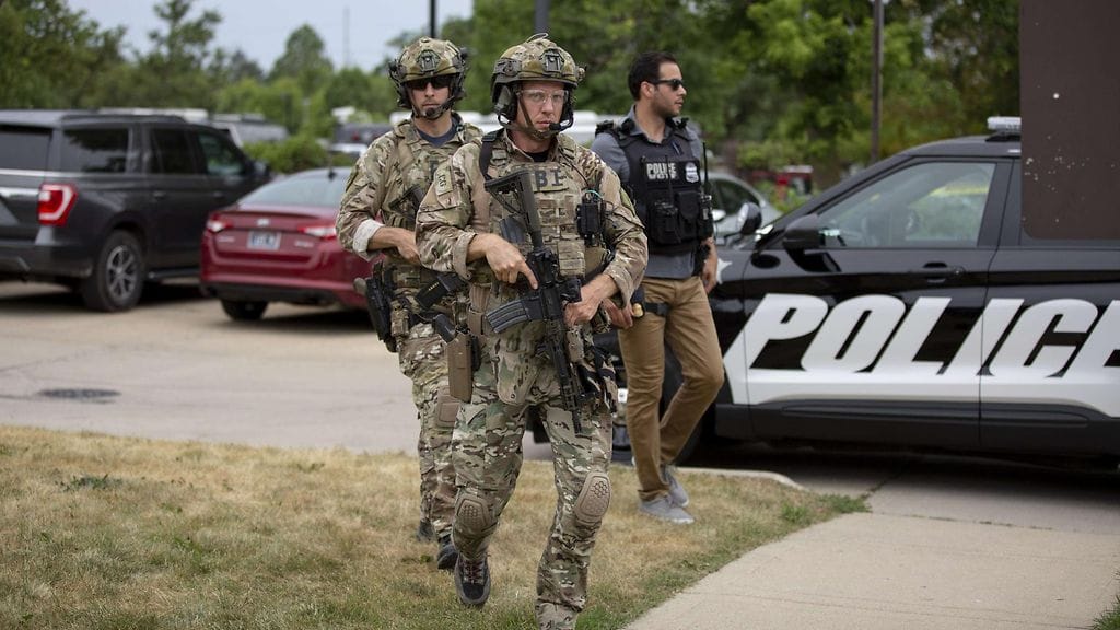 Poliiseja Chicagon joukkoampumisen jälkeen heinäkuussa 2022.