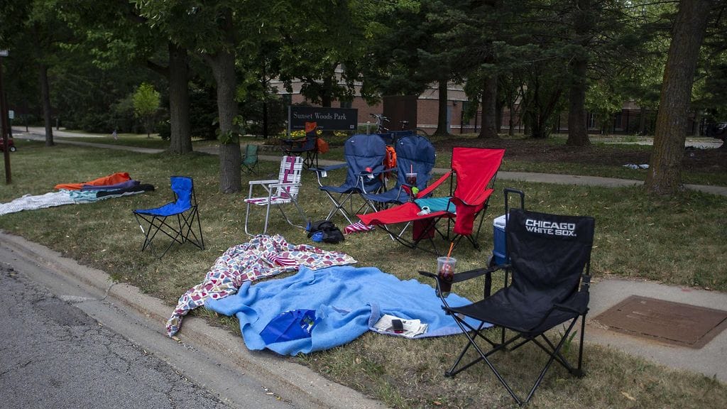 Hylättyjä tuolia ja peittoja Chicagon joukkoampumisen jälkeen heinäkuussa 2022.