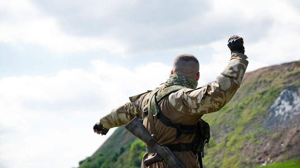 Ukrainan sotaan vapaaehtoisena lähtenyt sotilas harjoittelee kranaatin heittämistä.