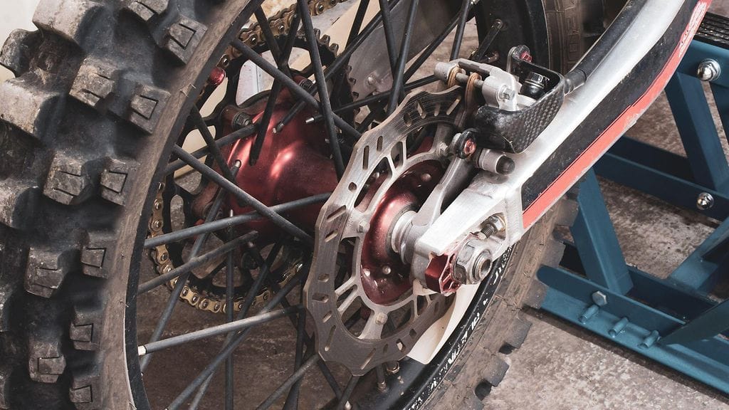 Poliisipartio yritti pysäyttää Riihimäen keskustaa kohti lähtenyttä moottoripyöräilijää.