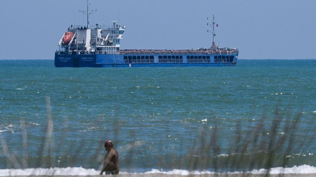 Venäjän lipun alla purjehtiva Zhibek Zholy -niminen rahtilaiva on edelleen ankkuroituneena Turkin Mustanmeren rannikon edustalla.