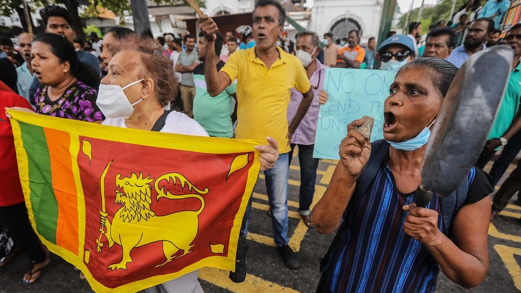 Mielenosoittajat vaativat presidentin ja pääministerin eroa pahenevan talouskriisin takia kesäkuussa 2022