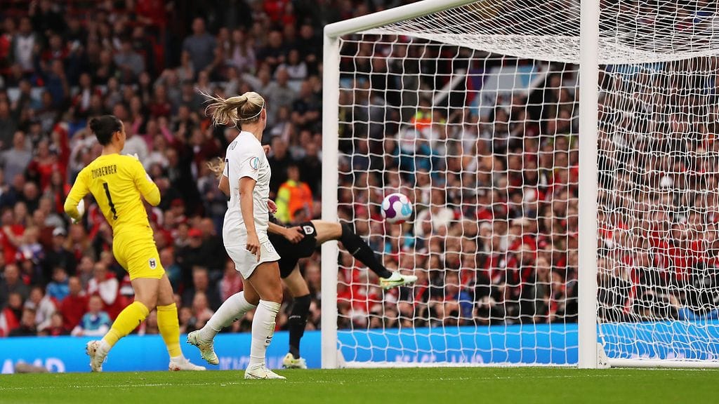 Itävallan Carina Wenningerin pelastusyritys ei riittänyt, vaan Englannin Beth Meadin nostama pallo ylitti muutamalla sentillä maaliviivan.