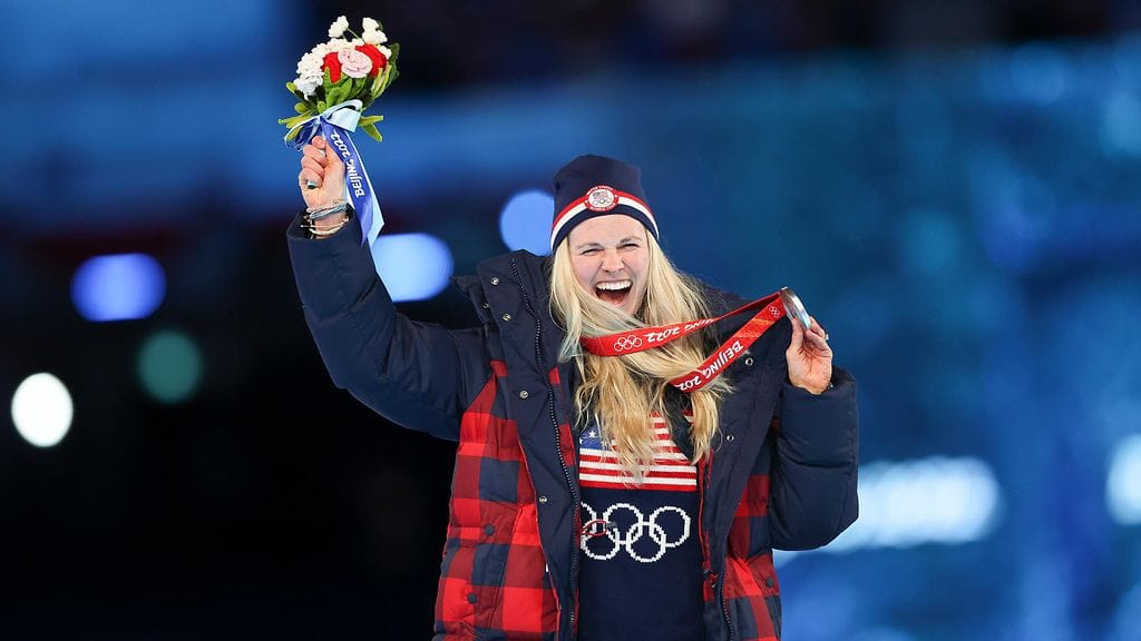 Jessie Diggins kaatui rajusti harjoituksissa. Kuva Pekingin olympialaisista, joissa Diggins voitti 30 kilometrillä hopeaa.