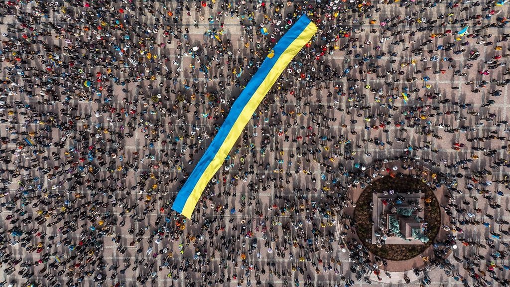 Ukrainan lippu Senaatintorilla huhtikuussa.