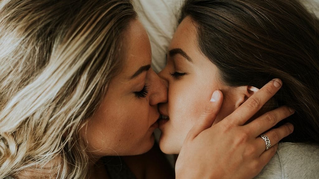 pariskunta, suudelma, naispari