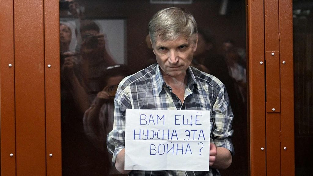 Gorinov saapui oikeudenkäyntiinsä mukanaan paperi, jossa kysyttiin yleisöltä, vieläkö he tarvitsevat tätä sotaa.