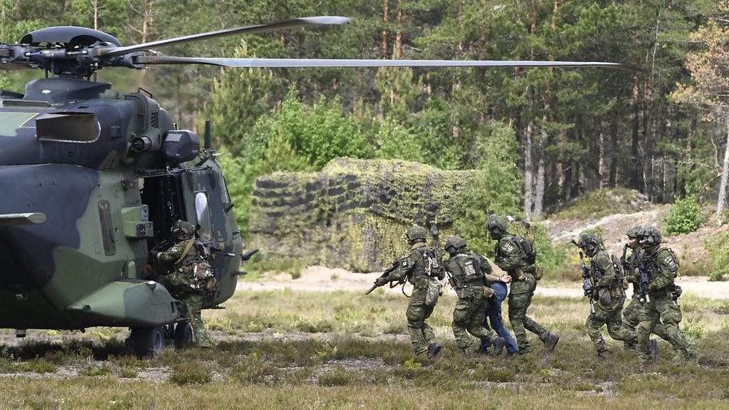 Kuvassa Utin jääkärirykmentin harjoitustoimintaa.