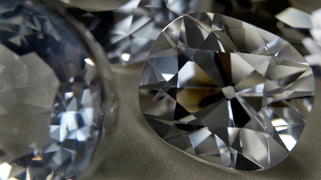 Varallisuus voi koostua muun muassa jalokivistä, käteisestä ja talletuksista, joukkovelkakirjoista, osakkeista sekä sijoitusrahastojen osakkeista, henkivakuutuksista ja eläkkeistä. Kuvituskuvassa suurten kuuluisien timanttien lasijäljennöksiä.