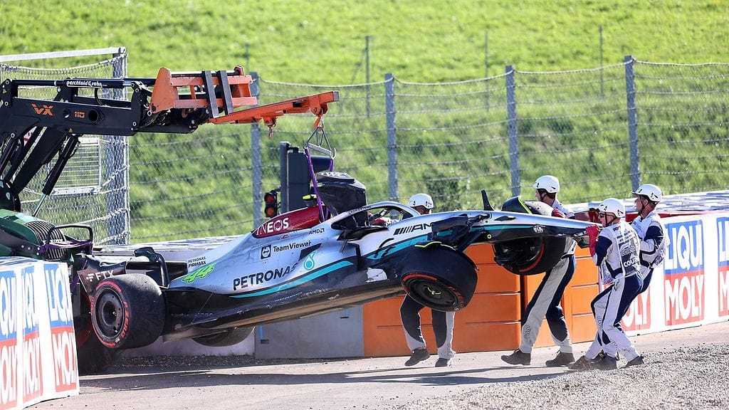 Lewis Hamiltonin Mercedestä nostettiin ulosajon jälkeen.