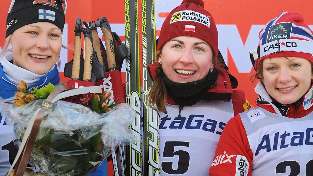 Anne Kyllönen (vas.) oli toinen naisten yhdistelmähiihdossa.