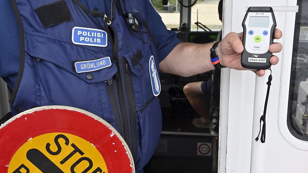 Vakuutusyhtiö LähiTapiolan toissavuoden keväällä teettämän kyselyn mukaan yli puolet suomalaisista olisi tuolloin laskenut vapaa-ajan veneilyn promillerajaa.