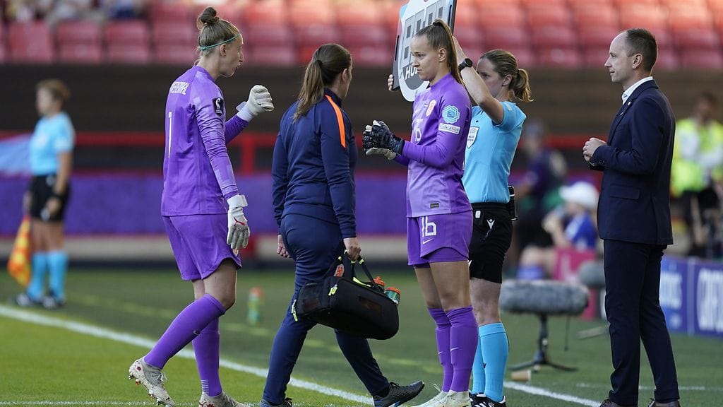 Sari van Veenendaal jouduttiin ottamaan vaihtoon loukkaantumisen myötä.