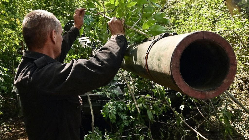 Ukrainan käyttämä venäläisvalmisteinen T-72-panssarivaunu asemissa Itä-Ukrainassa.