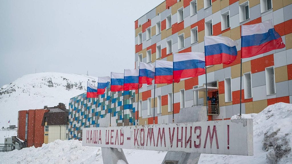 Venäjän liput liehuvat napapiirin tuulessa Huippuvuorilla.