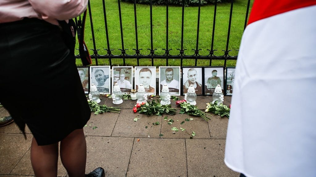 Ihmiset viemässä kynttilöitä Vilnassa 21.toukokuuta poliittisten vankien muistopäivänä Valko-Venäjän suurlähetystön edustalla.