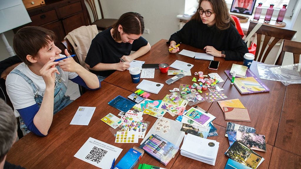 Ihmiset kirjoittamassa kirjeitä poliittisille vangeille Valko-Venäjä talossa Vilnassa.