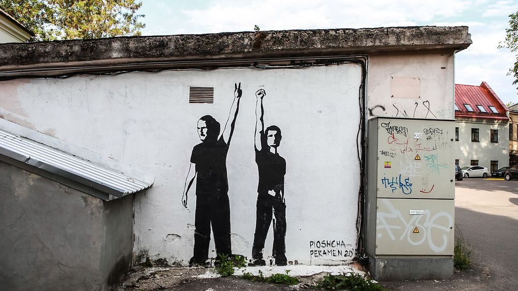 Muraali Valko-Venäjä talon edustalla Vilnassa.