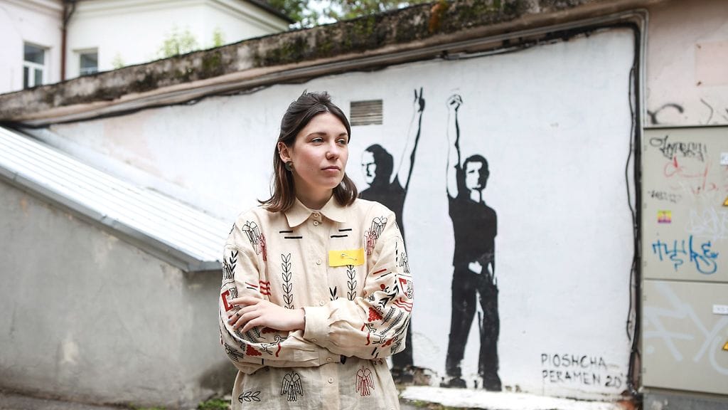 Diana, ihmisoikeusjärjestö Viasnan työntekijä ja Valko-Venäjältä paennut, kuvattu Vilnassa Valko-Venäjä talon edustalla.