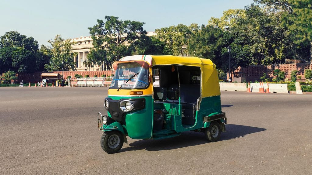 Pieneen autoriksaan oli onnistunut ahtautua 27 ihmistä.