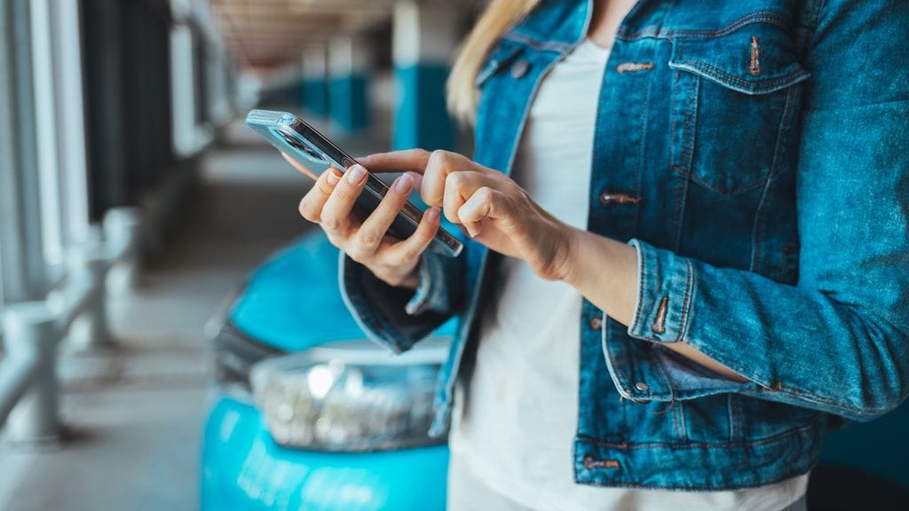 Moni autoilija maksaa pysäköintinsä sovelluksen avulla. Kuvituskuva.