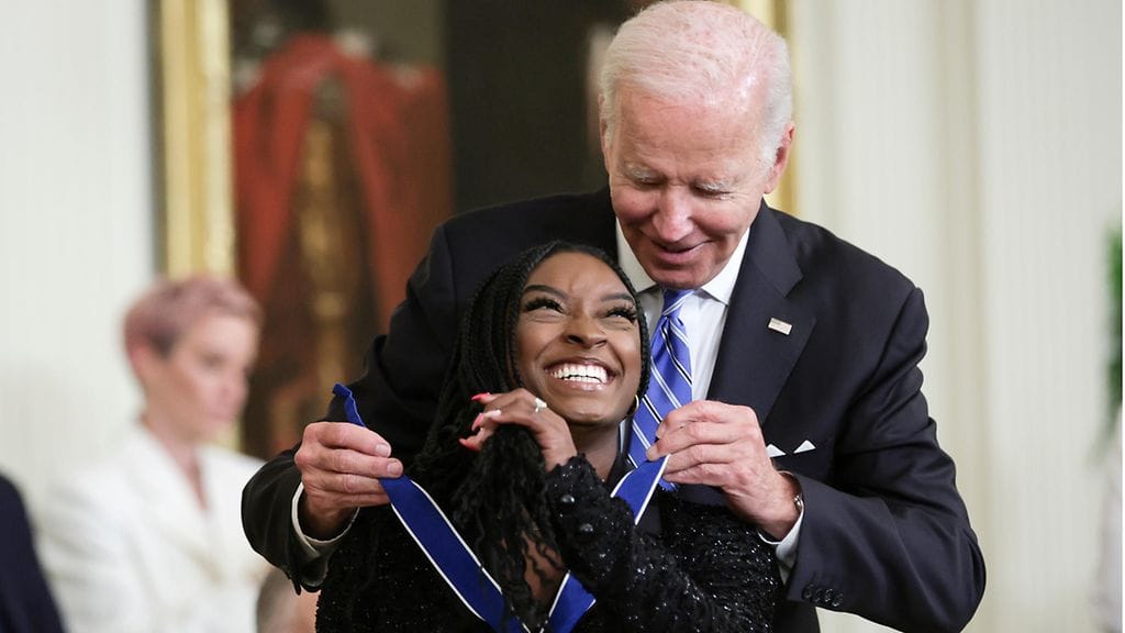 Yhdysvaltain presidentti Joe Biden jakoi Simone Bilesille Presidentin vapaudenmitalin aiemmin tässä kuussa.