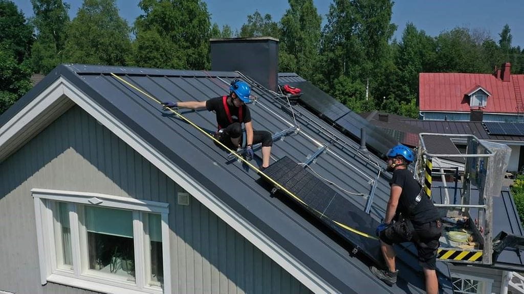 Aurinkosähköjärjestelmän asennus on hyvä jättää sähköalan ammattilaiselle.