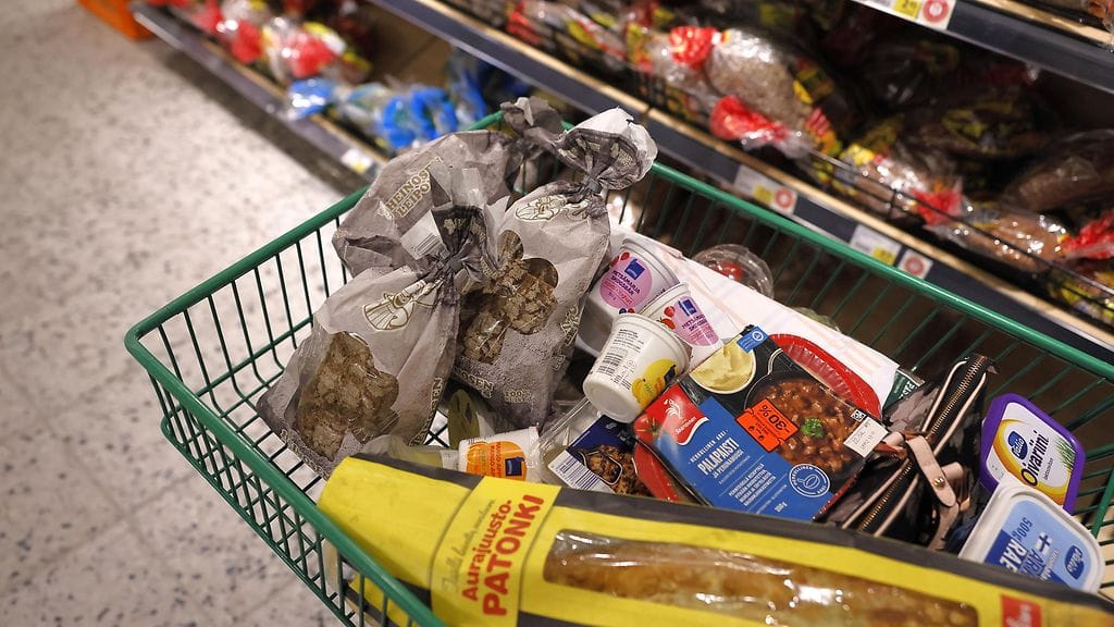 Kuvituskuvassa ruokaa ostoskärryssä Prismassa Joensuussa Pohjois-Karjalassa.