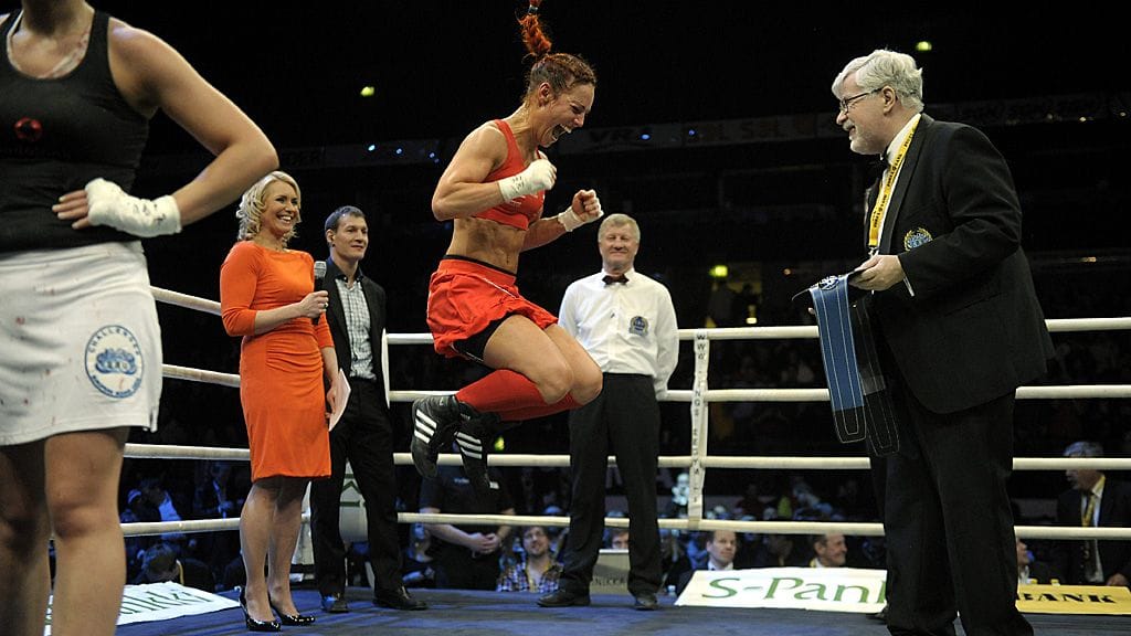 Paineet purkautuivat, kun Pertti Augustin luovutti Eva Wahlströmille EM-vyön