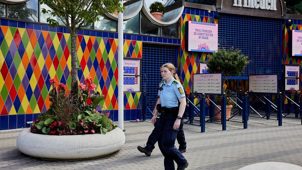 Poliiseja Tivoli Frihedenissä onnettomuuden jälkeen.