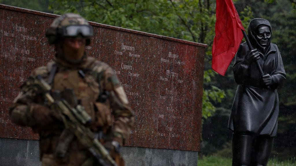 Venäläinen sotilas Mariupolissa toukokuussa.