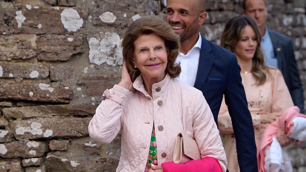 Kuningatar Silvia on harmissaan lapsenlapselleen sattuneesta tapaturmasta.