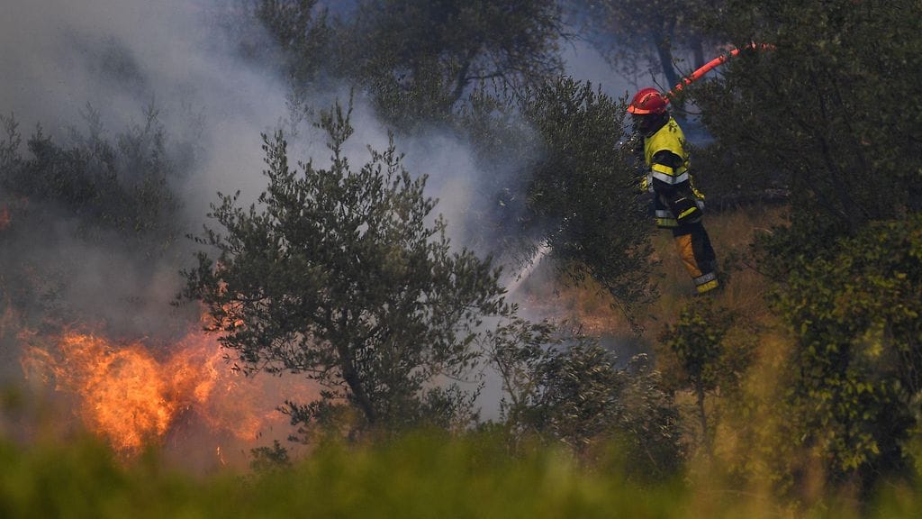 Palomies sammuttamassa metsäpaloa Tarasconin kunnassa Kaakkois-Ranskassa.