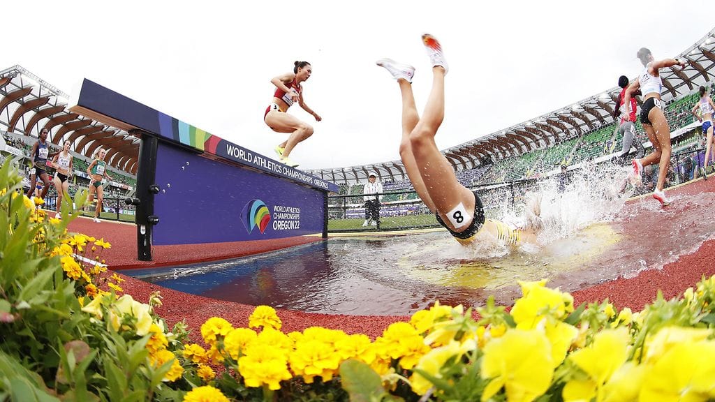 Lea Meyer katosi hetkeksi kokonaan tv-kuvista, kun hän sukelsi lammikkoon. Kuvaajat kentän laidalla ikuistivat kuitenkin hänen hurjan hetkensä.