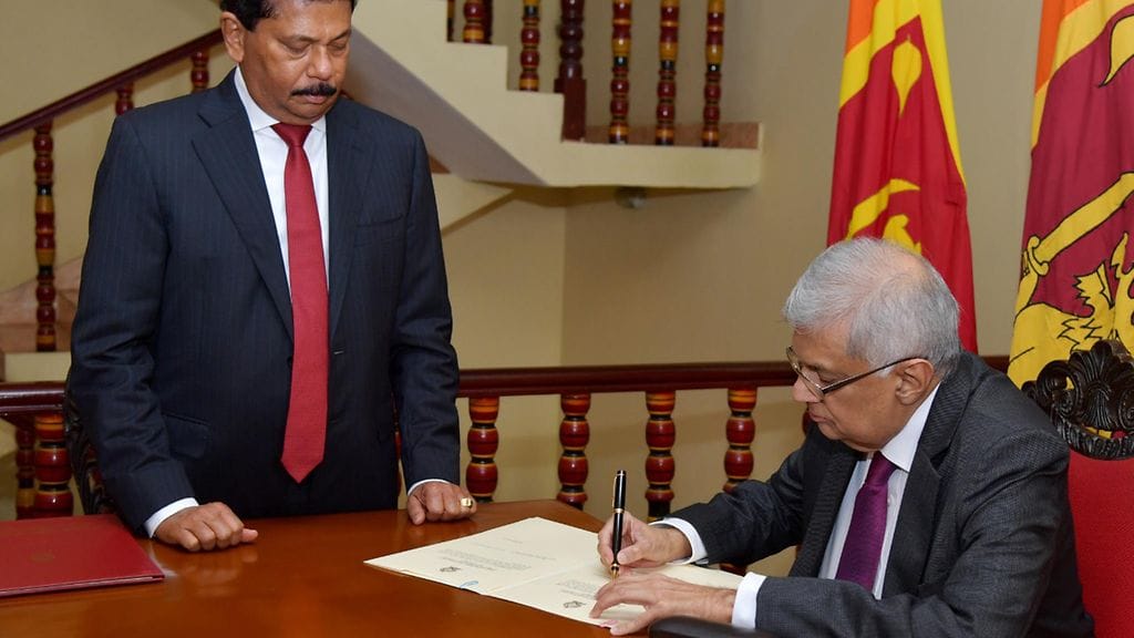 Presidentti Ranil Wickremesinghe (oikealla) sanoo, että Sri Lanka pysyy vararikossa vielä ainakin kolme vuotta.