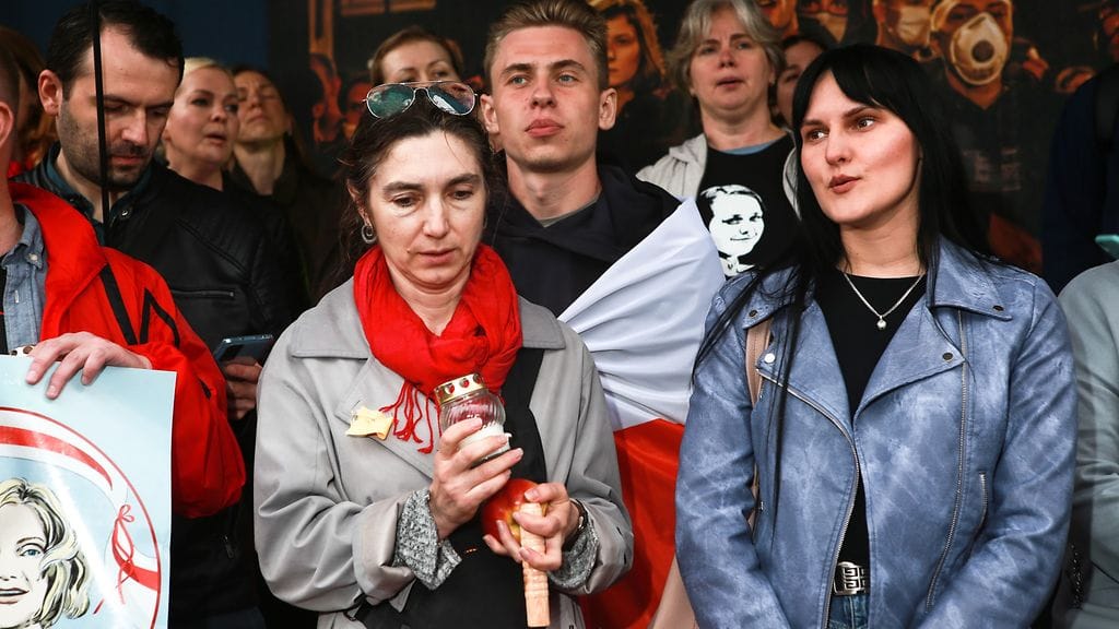 Valko-Venäjän poliittisten vankien muistopäivän mielenosoitukseen osallistujia Vilnassa toukokuussa 2022.