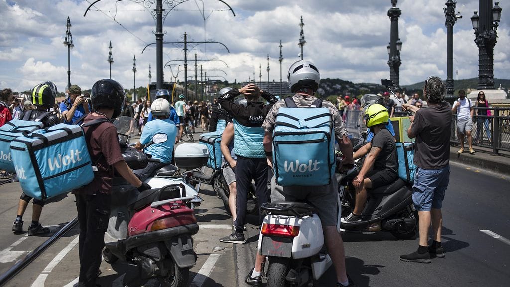 Wolt-kuskit tukkivat Margaretin sillan mielenosoituksen aikana Budapestissa