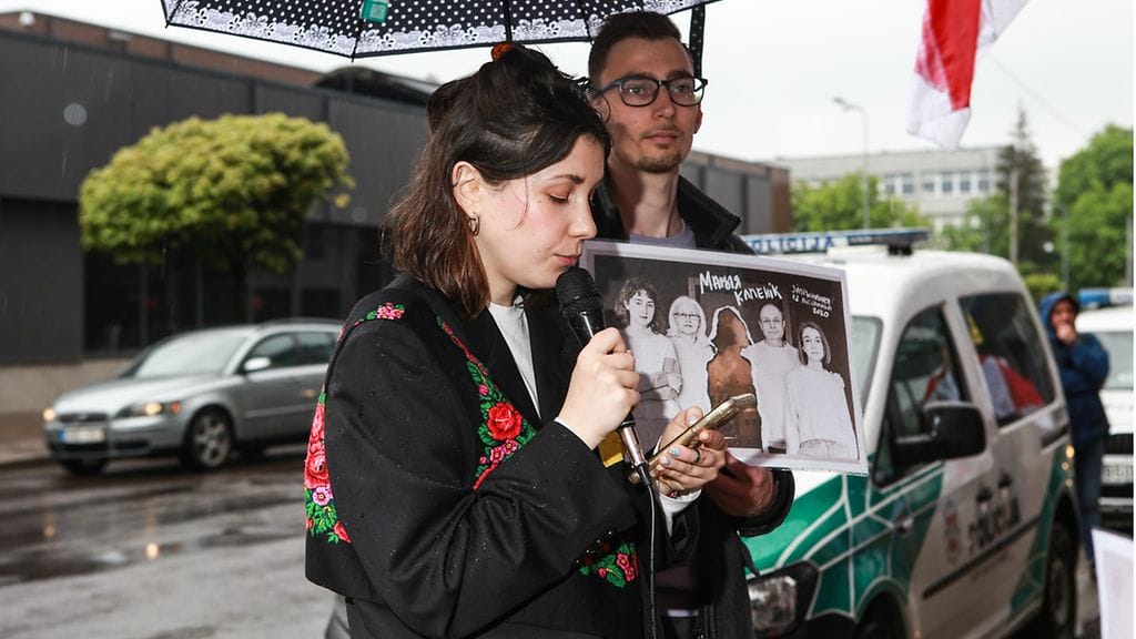 Valko-Venäjältä paennut Diana pitämässä puhetta valkovenäläisten poliittisten vankien muistopäivän mielenosoituksessa Vilnassa Liettuassa.