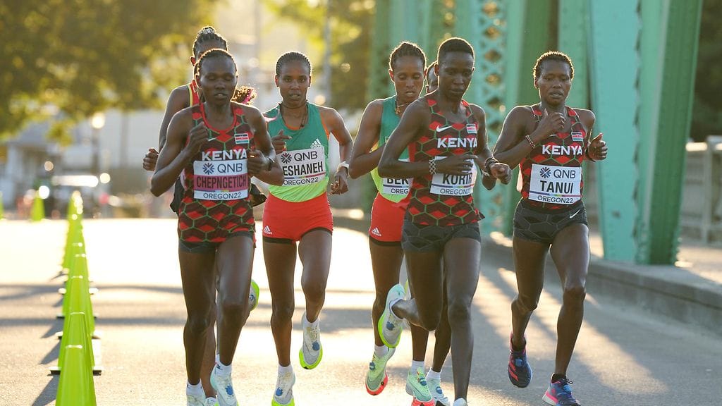 Ruth Chepngetich oli mukana kärkijoukossa 18 kilometriin asti.