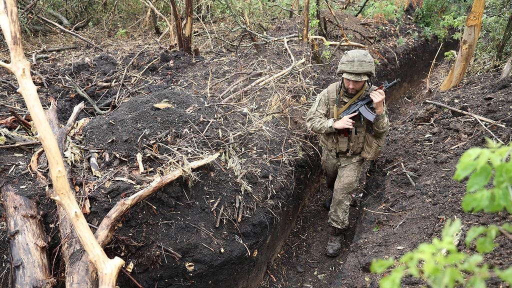 Ukrainalainen sotilas juoksuhaudassa lähellä etulinjaa Harkovassa. Kuvituskuva.