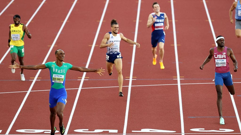 Alison Dos Santos juoksi maailmanmestaruuteen huippuajalla.