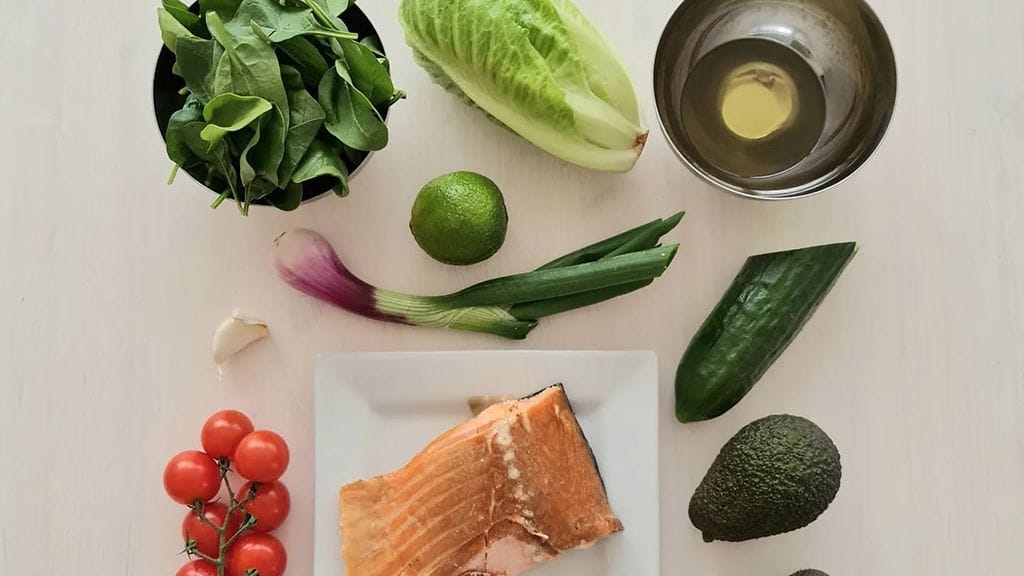 Harri Syrjänen lohi-avokadosalaatti ainekset