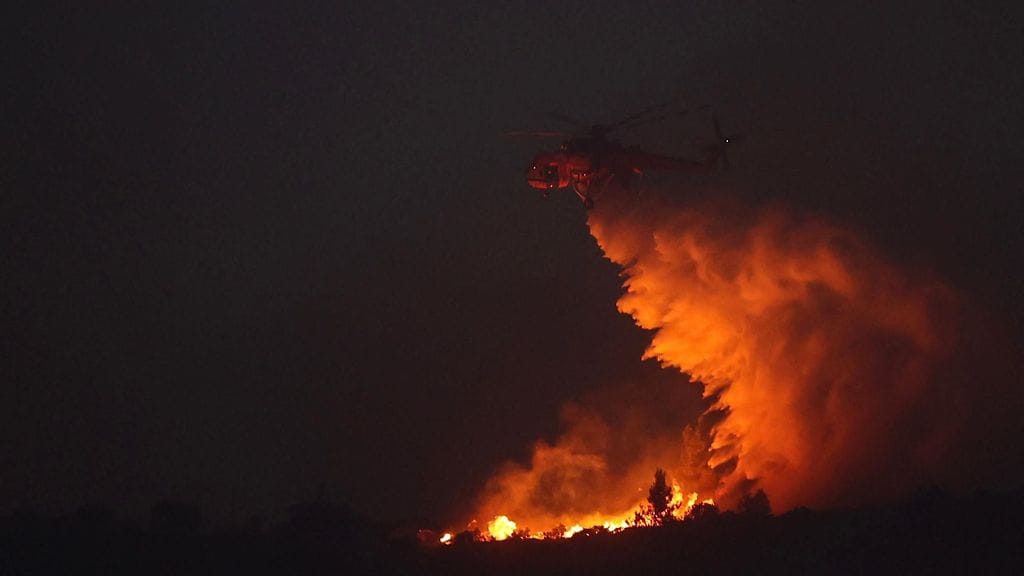 Paloja kiihdytti entisestään yöllä voimistunut tuuli, jonka suunta lisäksi muuttui koko ajan.