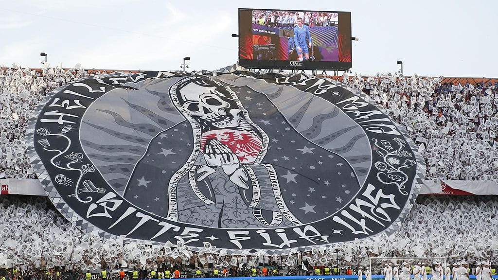 Frankfurtin fanit olivat valmistaneet Eurooppa-liigan finaalin vaikuttavan show'n. Ottelun voitto takasi seuralle paikan Helsingissä pelattavaan Super Cupiin Real Madridia vastaan.